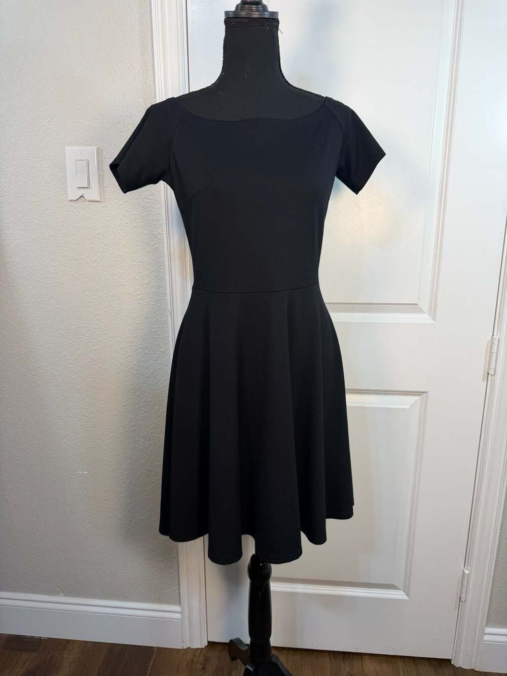 Sarin Mathews Black Short Sleeve Fit and Flare Skater Dress Size M